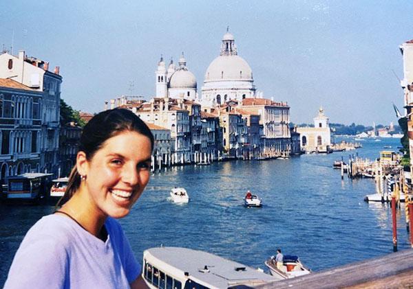 1998年，亚历克西斯·琼斯在威尼斯参加暑期留学项目.